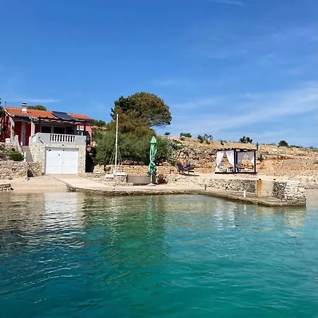 Island Paradise Lavdara בית נופש *