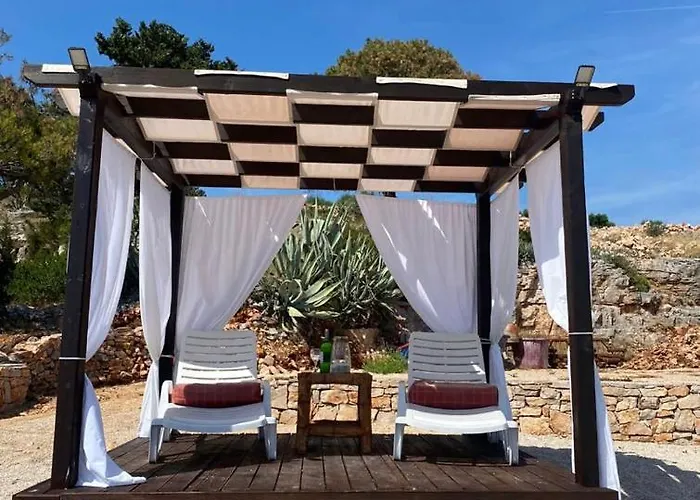 Island Paradise Lavdara בית נופש *