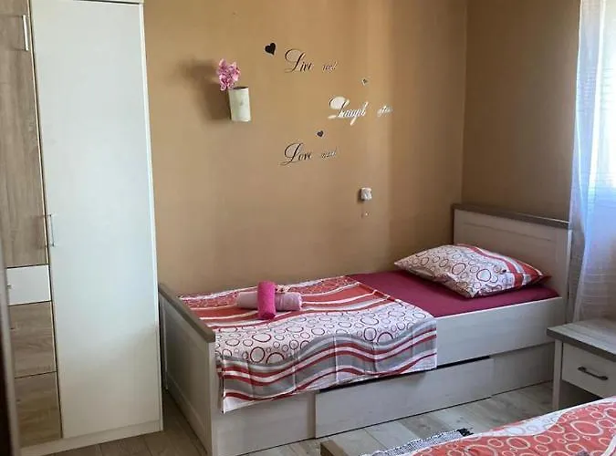 Island Paradise Lavdara בית נופש